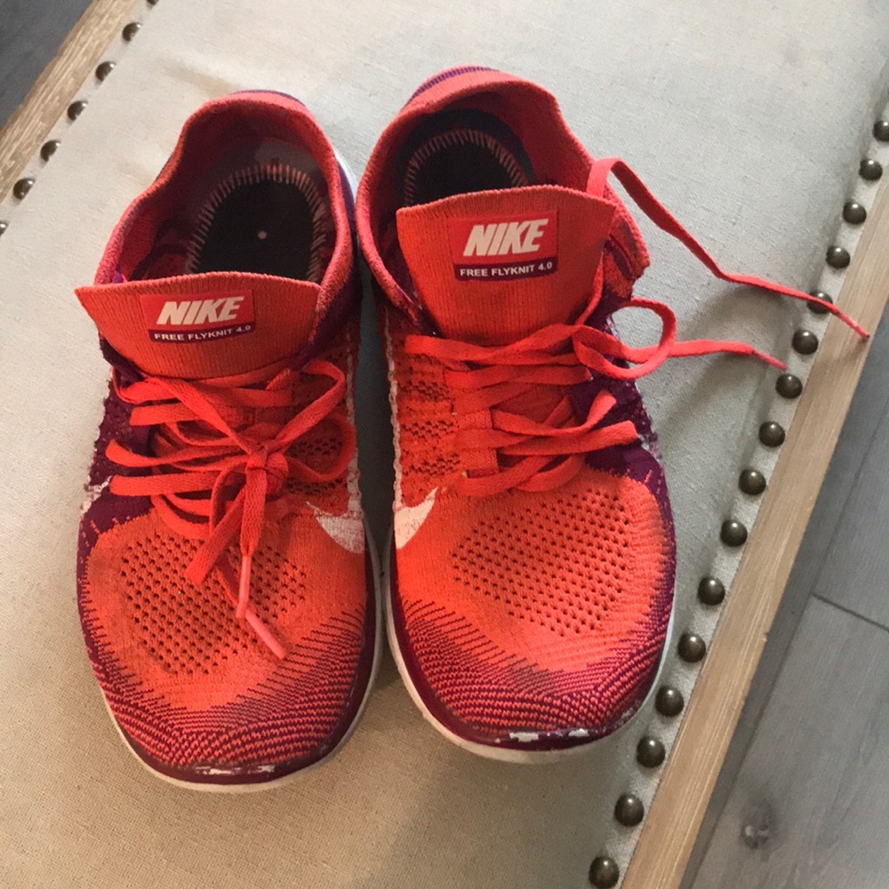 NIKE